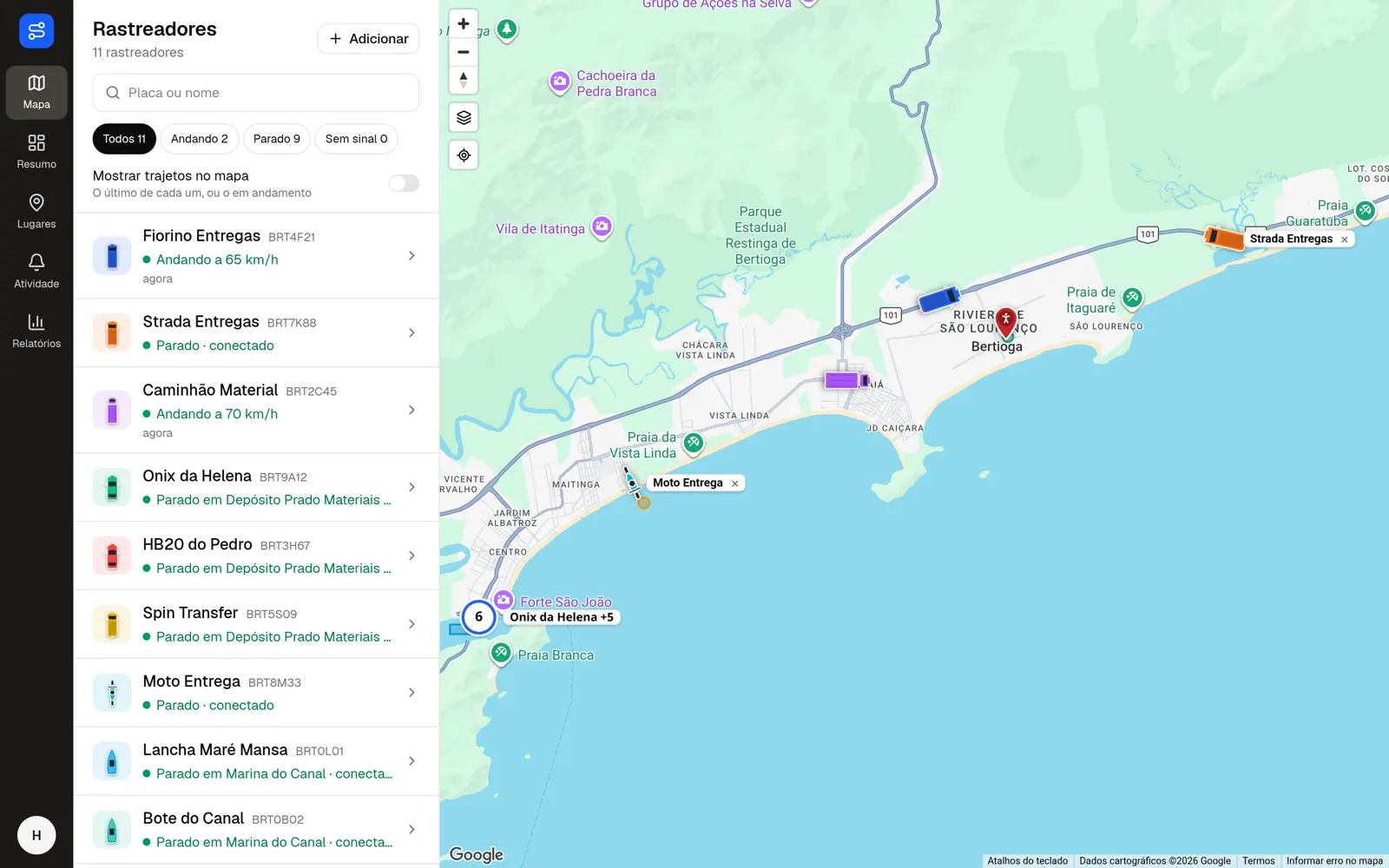 Painel no computador com 11 veículos da frota no mapa, cada um com o estado: andando, parado ou sem sinal.