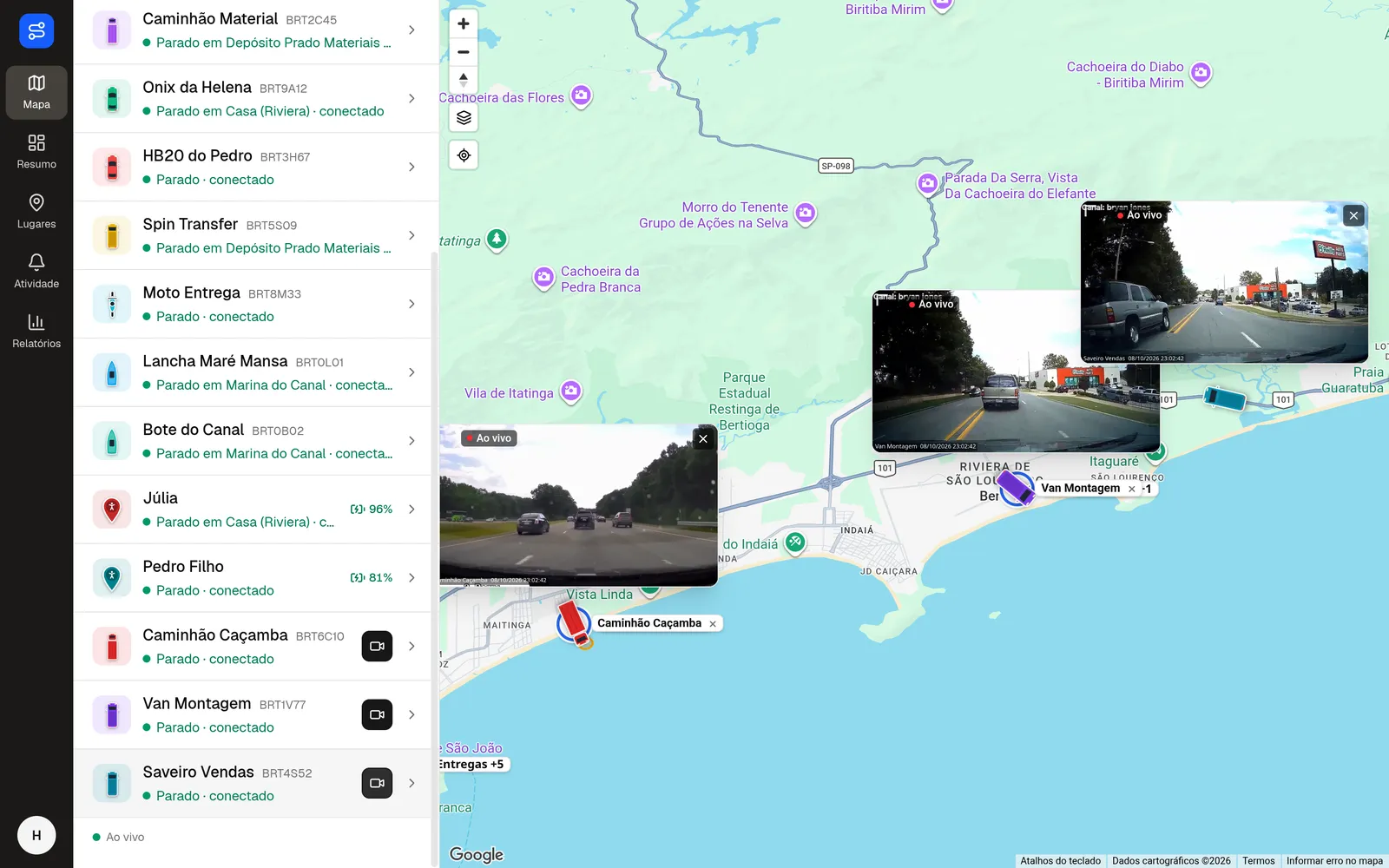Painel no computador com três câmeras ao vivo abertas ao mesmo tempo, cada uma em cima do seu veículo no mapa.